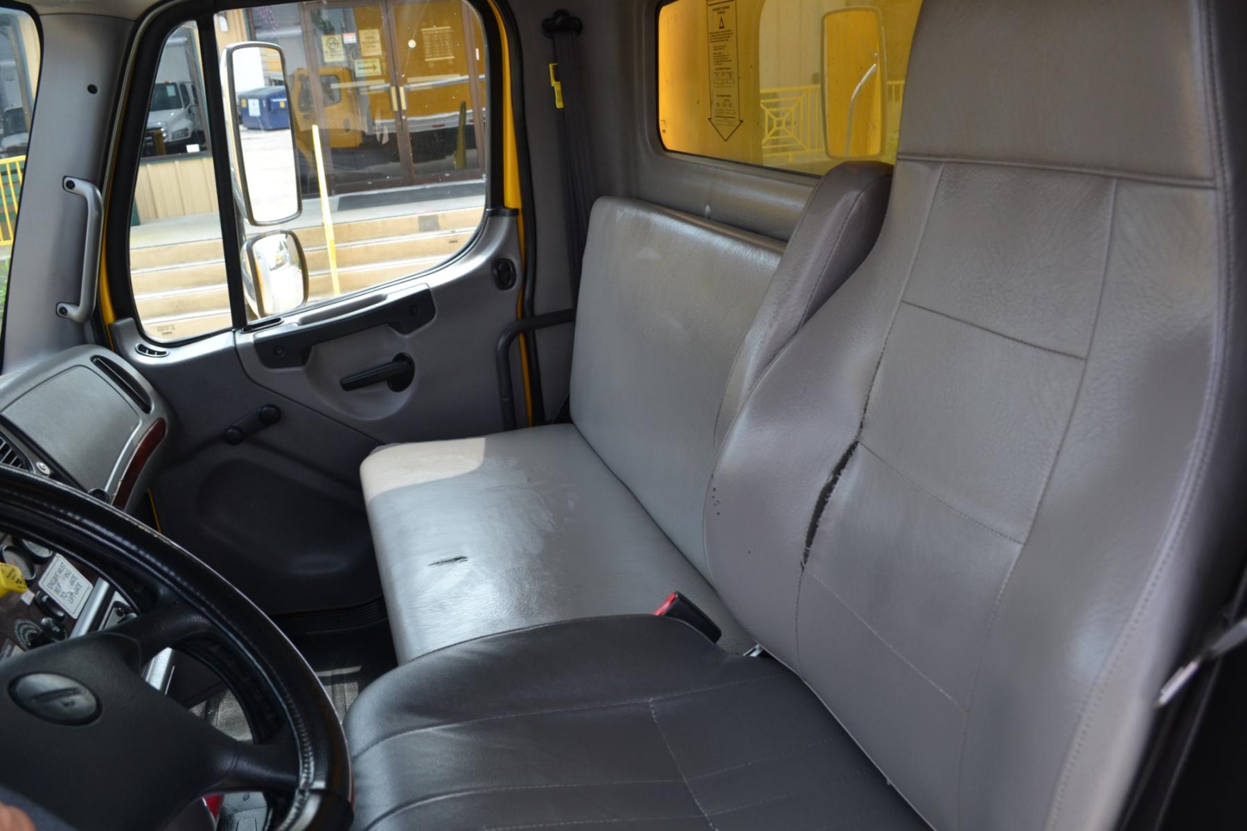 2017 YELLOW /BLACK FREIGHTLINER M2-106 with an CUMMINS ISB 6.7L 220HP engine, ALLISON 2200RDS AUTOMATIC transmission, located at 9172 North Fwy, Houston, TX, 77037, (713) 910-6868, 29.887470, -95.411903 - 26,000LB GVWR NON CDL, MORGAN 26FT BOX, 13FT CLEARANCE, 103" X 102" AIR RIDE, MAXON 3,000LB CAPACITY ALUMINUM LIFT GATE, 80 GALLON FUEL TANK, COLD A/C, CRUISE CONTROL - Photo #15